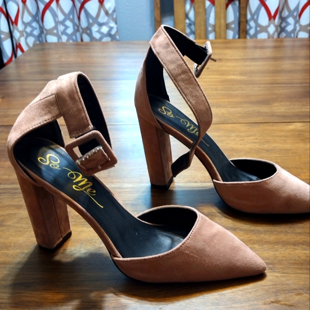So me blush wide band heels